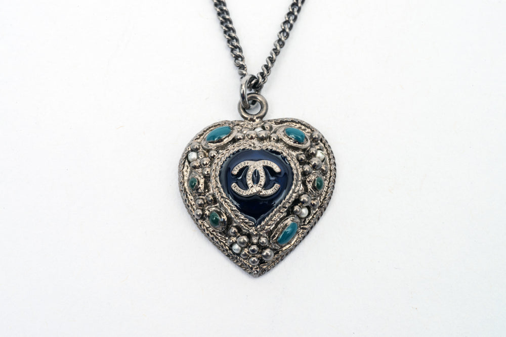Chanel Heart Pendant Necklace Silvery Silver Metal ref.92737 - Joli Closet